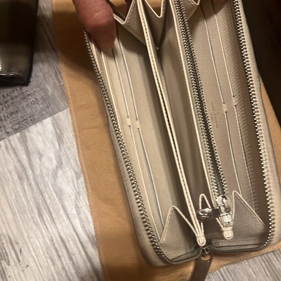 LV Zippy Wallet - Picture 5 of 9
